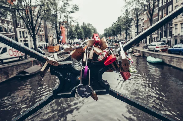 锁在美丽的阿姆斯特丹运河上的一座桥上 — 图库照片