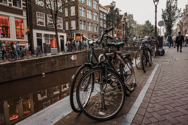 Красивые каналы Амстердама с типичными домами