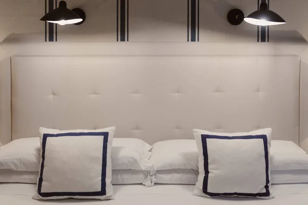 Quarto Branco Para Casal Com Duas Luzes Cobertores Brancos — Fotografia de Stock