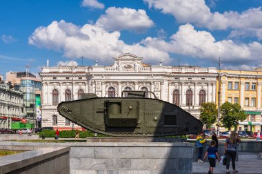 Kharkiv, Ukrayna 07.17.2020. Güneşli bir yaz gününde Ukrayna 'nın Kharkiv kentindeki Anayasa Meydanı' nda bulunan Mark-V tankının anıtı