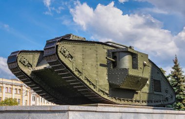 Kharkiv, Ukrayna 07.17.2020. Güneşli bir yaz gününde Ukrayna 'nın Kharkiv kentindeki Anayasa Meydanı' nda bulunan Mark-V tankının anıtı