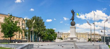 Kharkiv, Ukrayna 07.17.2020. Güneşli bir yaz gününde Ukrayna 'nın Kharkiv kentindeki Anayasa Meydanı