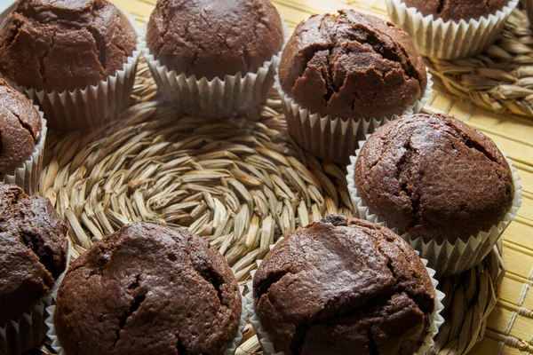 Nahaufnahme Hausgemachte Schokoladenmuffins Mit Schokoladenbelag Auf Holztisch — Stockfoto