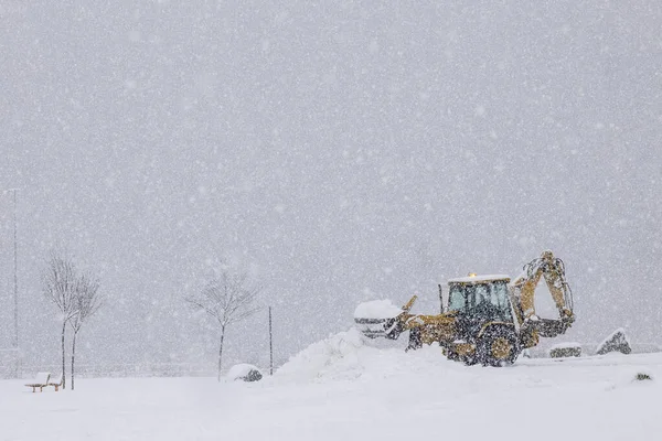 Traktor Odstraňuje Sníh Vesnici Zimě — Stock fotografie