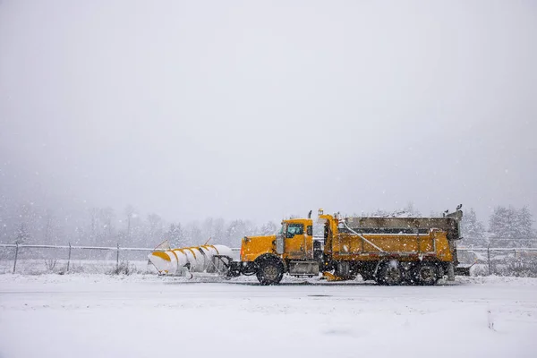 Żółty Pług Śnieżny Ciężarówka Usuwanie Śniegu Wsi — Zdjęcie stockowe