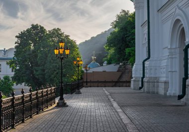 Svyatogorsk, Ukrayna 07.16.2020. Güneşli bir yaz sabahında Ukrayna 'da Svyatogorsk Lavra bölgesinde Katedrali