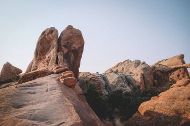 Çöl Kanyonu 'nda Sabah Işığı. Arka planda Çift O Kemeri.