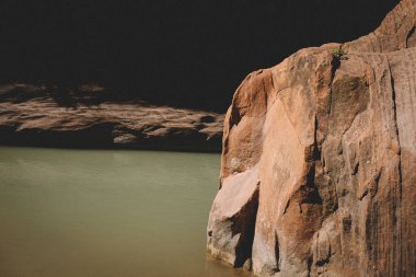 Güneş ışığı Virgin Nehri ve Slot Kanyonu 'nda parlıyor.