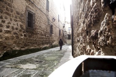 Plasencia 'da dar bir ortaçağ caddesinde yürüyen ziyaretçi Eski kasaba, Caceres, Extremadura, İspanya