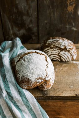 Ev yapımı kırsal organik buğday ekmeği ahşap masada.