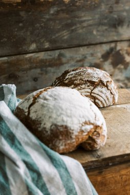 Ev yapımı kırsal organik buğday ekmeği ahşap masada.