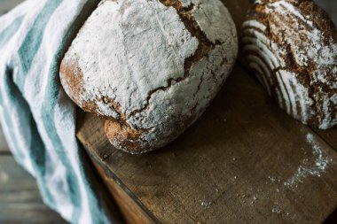 Ev yapımı kırsal organik buğday ekmeği ahşap masada.
