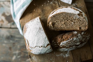 Ev yapımı kırsal organik buğday ekmeği ahşap masada.
