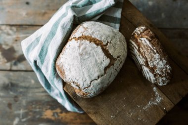 Ev yapımı kırsal organik buğday ekmeği ahşap masada.