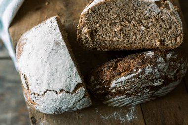 Ev yapımı kırsal organik buğday ekmeği ahşap masada.