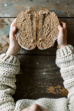 Çocuk Elleri Tarafından Tutulan Kırsal Organik Ekmek Ekmeği
