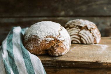 Ev yapımı kırsal organik buğday ekmeği ahşap masada.