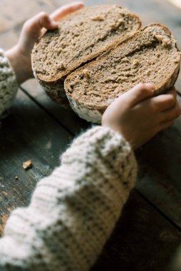 Çocuk Elleri Tarafından Tutulan Kırsal Organik Ekmek Ekmeği