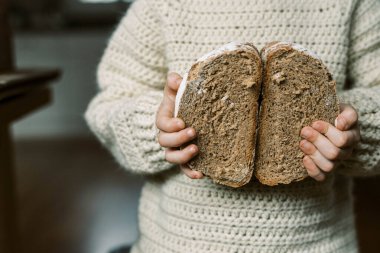 Çocuk Elleri Tarafından Tutulan Kırsal Organik Ekmek Ekmeği