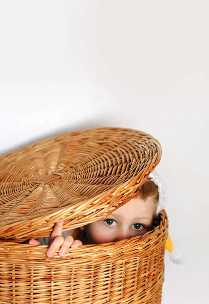 Little Cute Boy Portret Siedzi Ukrywa Się Wewnątrz Wiklinowym Koszu — Zdjęcie stockowe