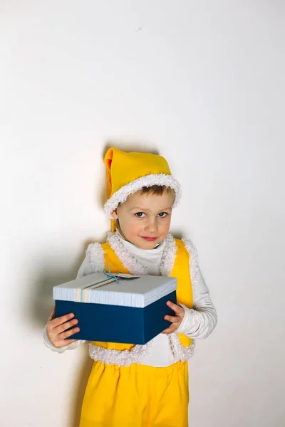 带礼品盒的黄色侏儒精灵服装中可爱男婴的肖像 — 图库照片