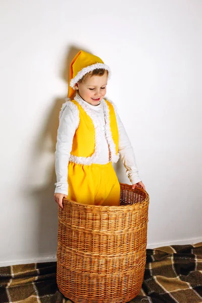 Lindo Niño Sonriente Traje Gnomo Amarillo Elfo Pie Canasta Mimbre — Foto de Stock