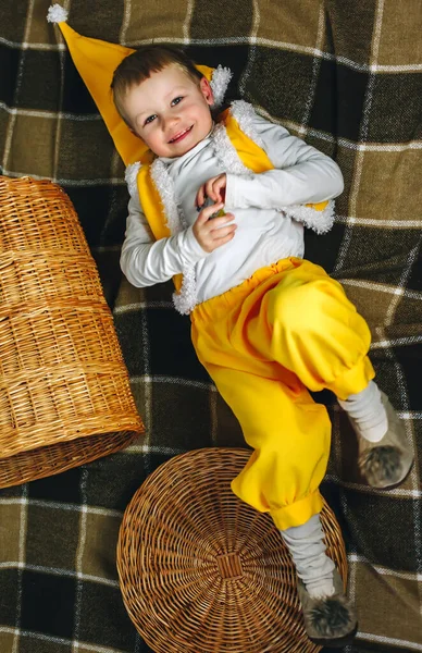 Αγόρι Ετών Στο Σπίτι Καρό Κίτρινο Ξωτικό Gnome Στολή Καλάθι — Φωτογραφία Αρχείου