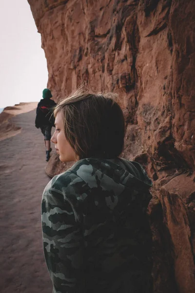 Dois Meninos Caminham Por Caminho Pedra Deserto — Fotografia de Stock