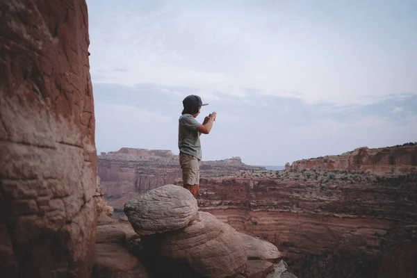 Rapaz Tirar Uma Foto Penhasco Parque Nacional Canyonlands — Fotografia de Stock