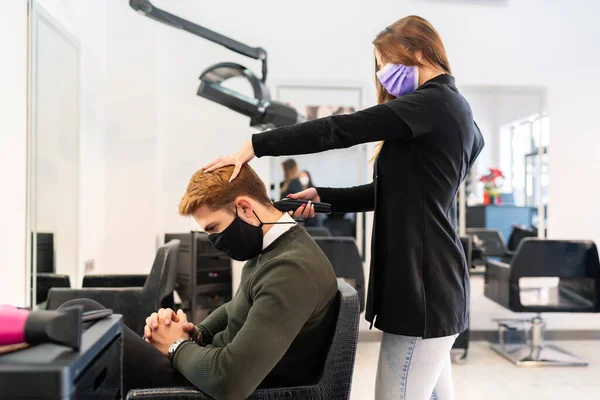 Friseur Schneidet Jungen Mann Mit Rasiermesser Die Haare — Stockfoto