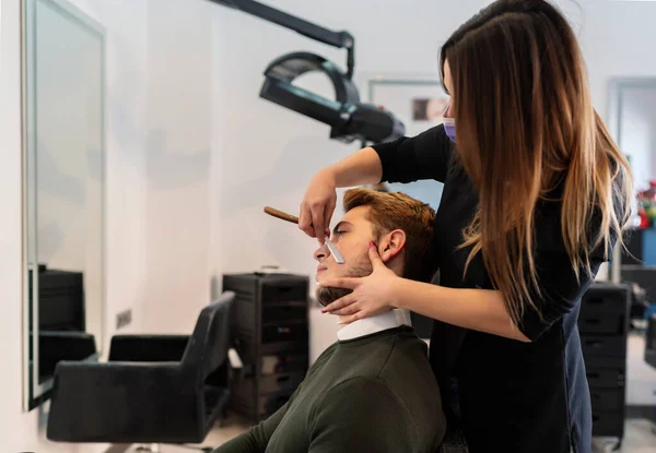 Friseur Rasiert Jungen Mann Mit Rasiermesser — Stockfoto