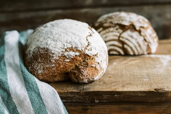 Ev yapımı kırsal organik buğday ekmeği ahşap masada.