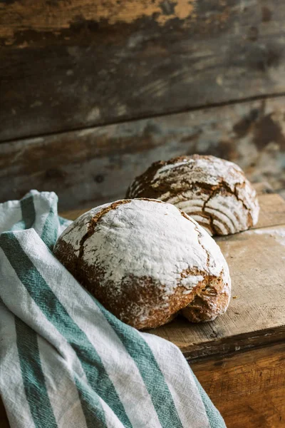 Ev yapımı kırsal organik buğday ekmeği ahşap masada.