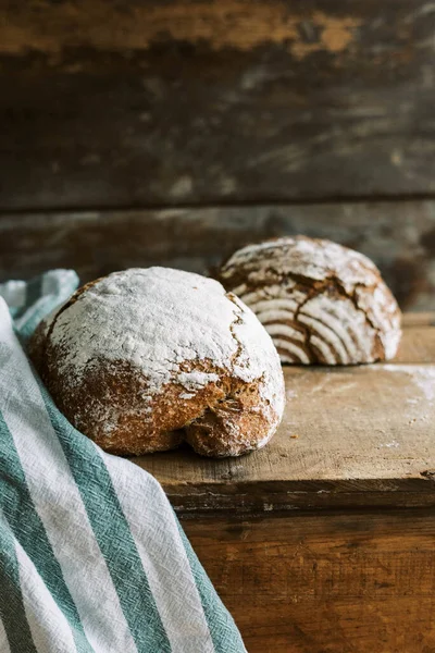 Ev yapımı kırsal organik buğday ekmeği ahşap masada.