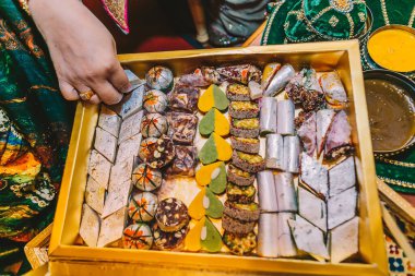 Lezzetli Hint tatlıları, kına düğününde şeker.