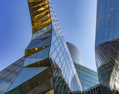 Soyut formlarla güneşli bir günde modern cam mimarisi