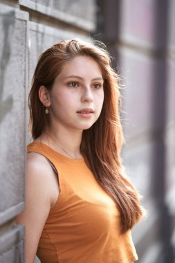 Kızıl saçlı güzel bir kadının portresi. 