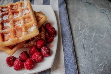 Waffle ve ahududu üstte kapanıyor.