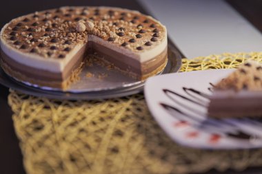 Üç çikolatalı, fındıklı, çikolatalı ve kakaolu lezzetli ev yapımı pastanın perspektifi.