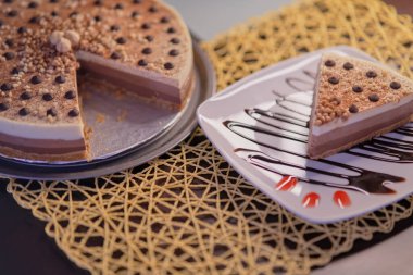 Üç çikolatalı, fındıklı, çikolatalı ve kakaolu lezzetli ev yapımı pastanın perspektifi.