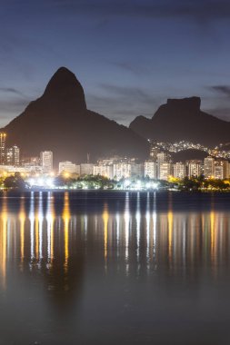 Brezilya 'nın Rio de Janeiro şehrinde akşam saatlerinde dağlara ve şehir ışıklarına güzel bir manzara yansıdı.