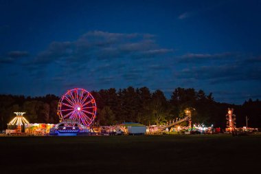 Country Fair Lunaparkı Dönme dolaba biniyor Gece Panoramik
