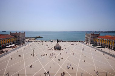 Sokakta yürüyen insanların hava görüntüsü