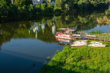 Svyatogorsk, Ukrayna 07.16.2020. Güneşli bir yaz sabahı Svyatogorsk Lavra 'nın karşısındaki Seversky Donets Nehri' nin kıyısındaki toprak seti.