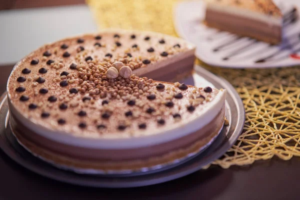 Vista Perspectiva Delicioso Bolo Caseiro Três Chocolates Com Avelãs Lascas — Fotografia de Stock