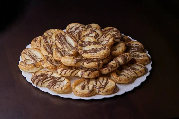 Perspektiv Syn Hemlagad Smördeg Handflata Med Choklad Presenteras Vit Platta — Stockfoto