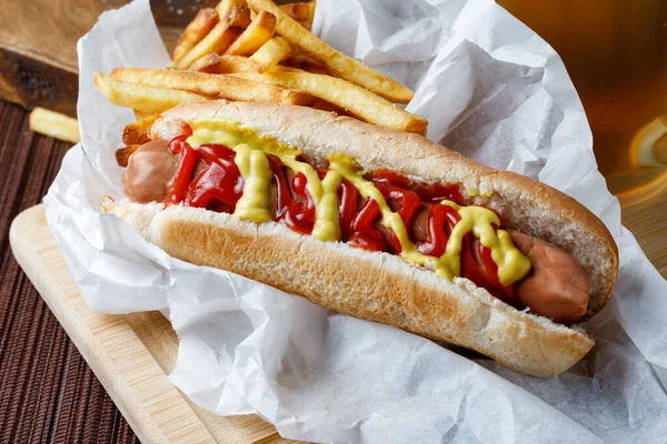 Cachorro Quente Com Batatas Fritas Cerveja — Fotografia de Stock