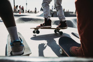 Kaykay havuzunun yakınındaki kaykay.