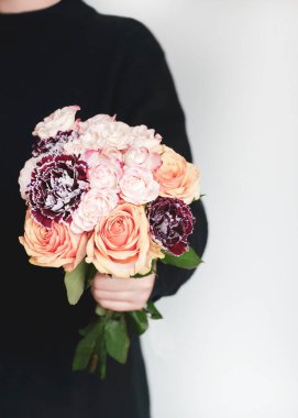 Yaz buketi. Çiçek düzenlemeyi öğrenmek, elinde güzel buketler