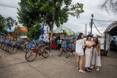 Covid Scare ile, üç kadın Krachao 'yu beceriyor.